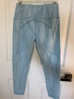 Sweaty Betty 7/8 Yoga Leggings Super Soft SHR Bum Sculpting Sky Blue Wave Print